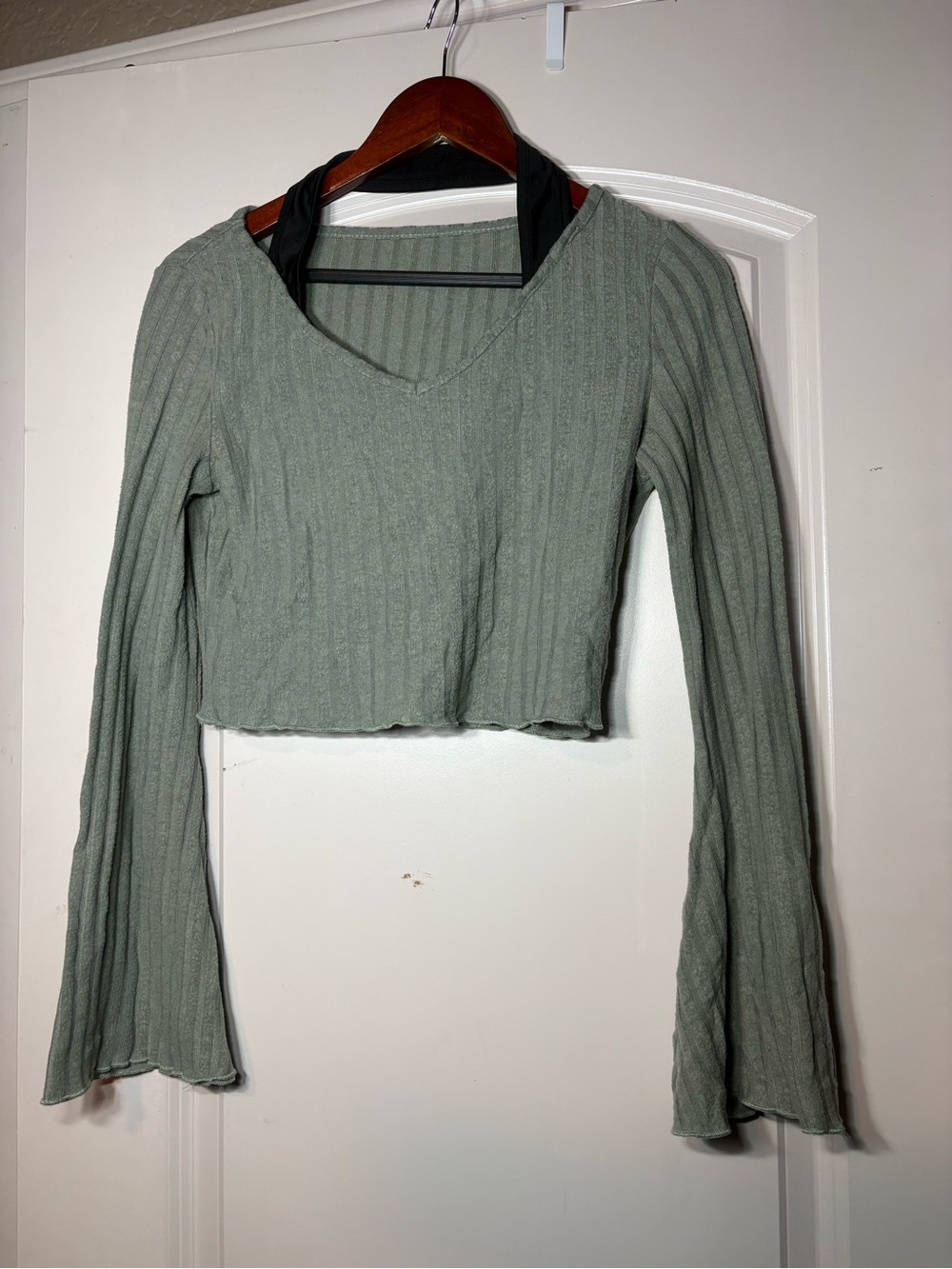 ROMWE Sage Green Ribbed V-Neck Cropped Top